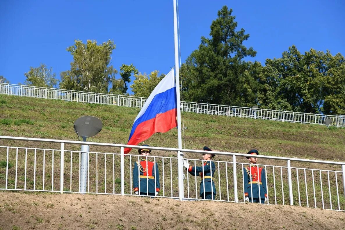 Поднятие флага России. Церемония подъёма флагов России. Церемония поднятия флага. Торжественное поднятие флага.