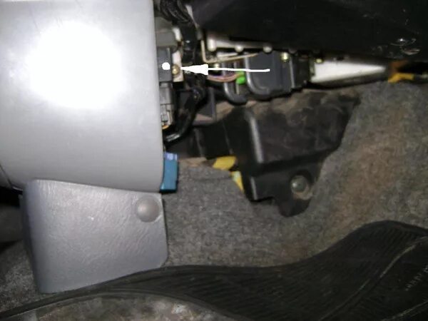 Хонда кнопка аварийного отключения топлива. Инерционный датчик Хонда СРВ рд1. Honda CR-V 2008 инерционный выключатель. Аварийный выключатель топлива Honda CR V 2011.