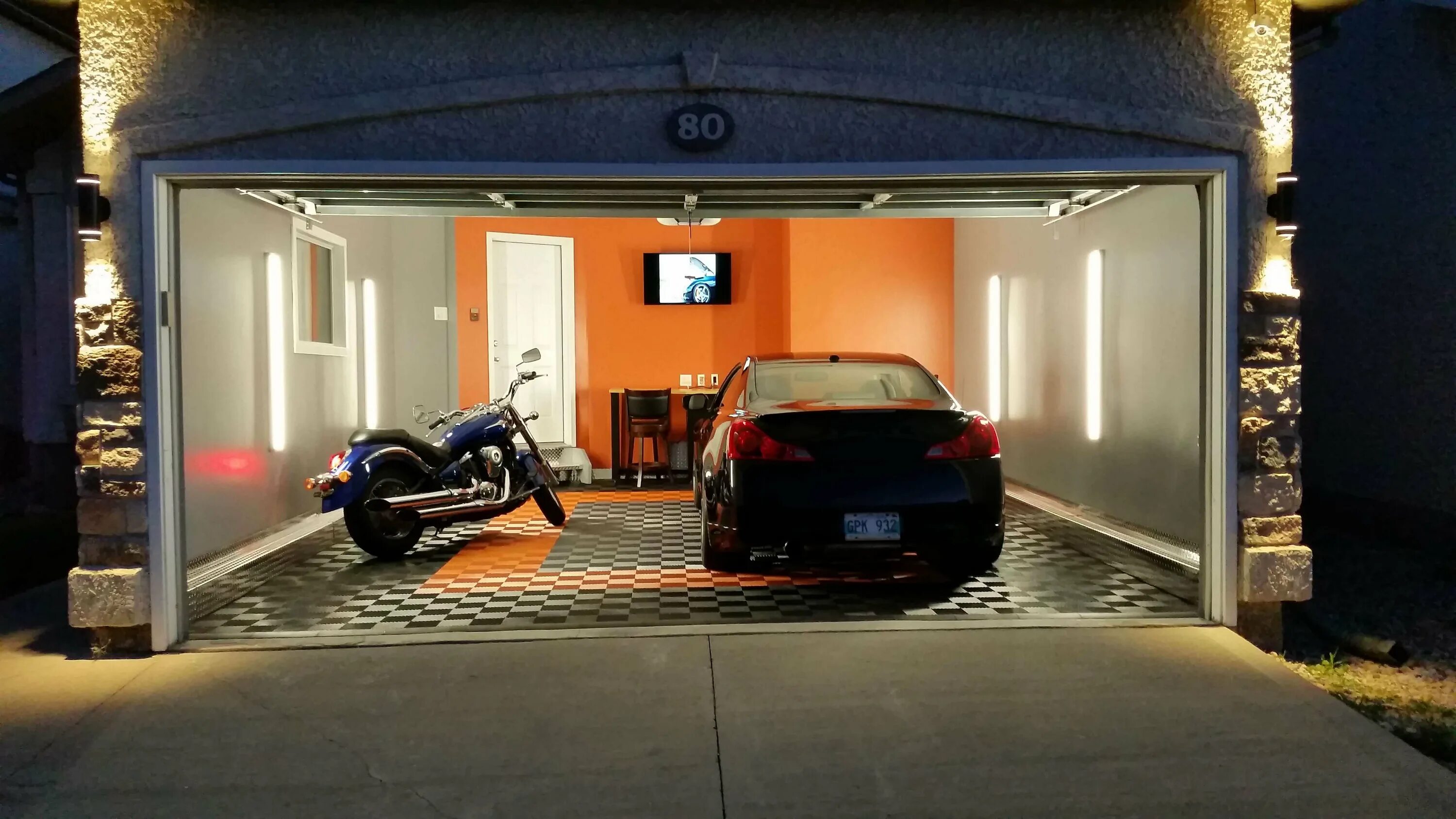 Маленькие машины в гараже. Дизайнерский гараж. Красивый гараж. Гараж внутри. Шикарный гараж.
