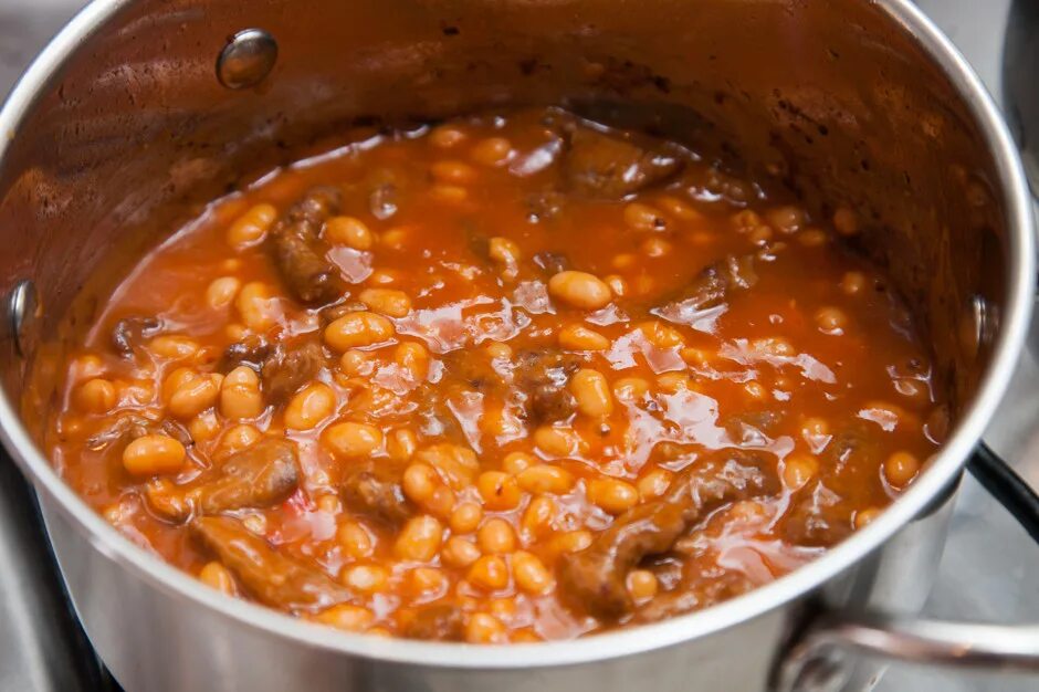 фасоль с мясом и овощами тушеная. тушеная говядина с овощами и фасолью. мясо с фасолью в томатном соусе. лобио красное. мясо свежая фасоль.