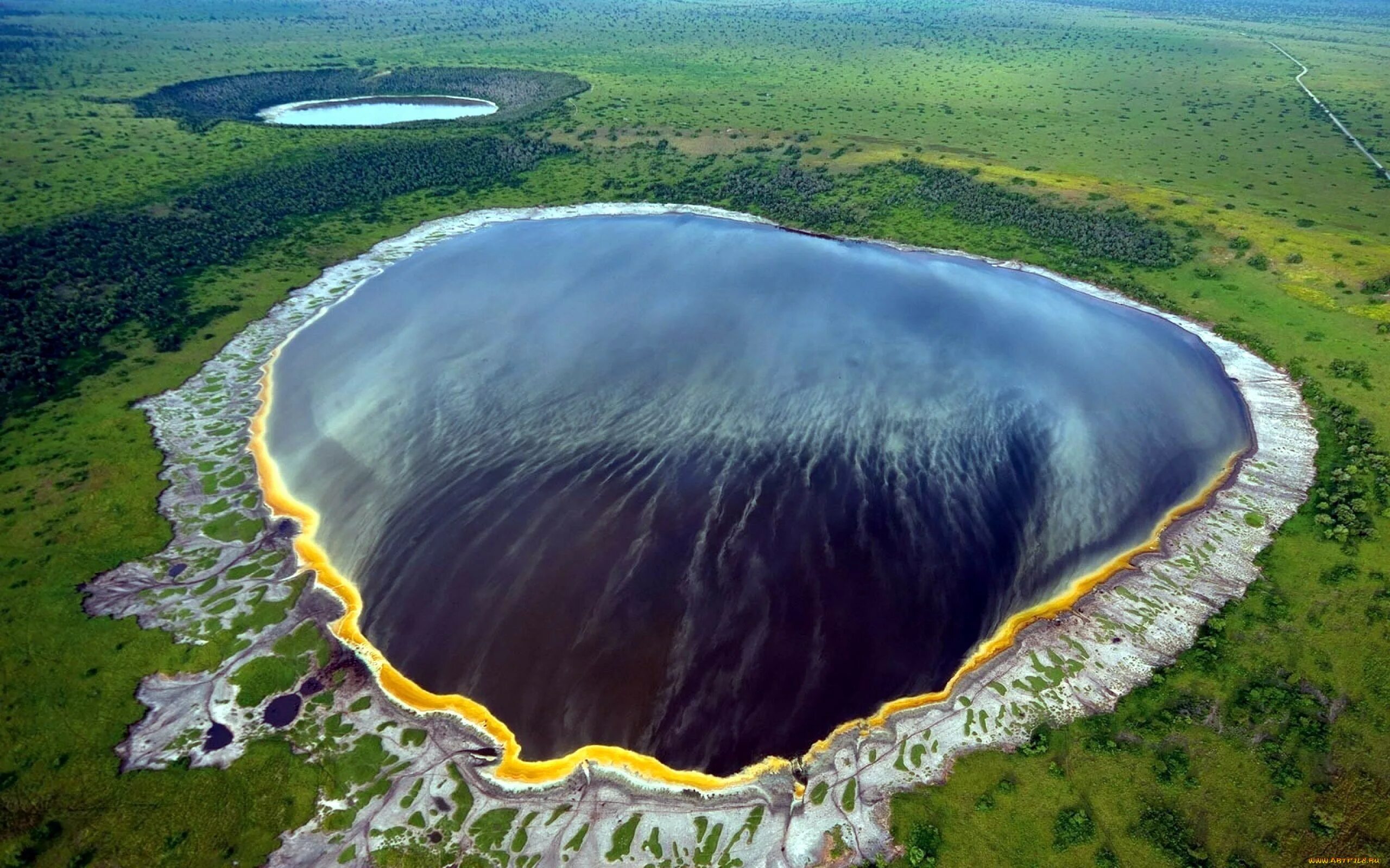 Какая самая большая земля. Кратерное озеро Альбертина рифт- Африка.. Альбертина рифт Уганда. Национальный парк королевы Елизаветы Уганда. Кратерное озеро рифта Альбертин в Африке.