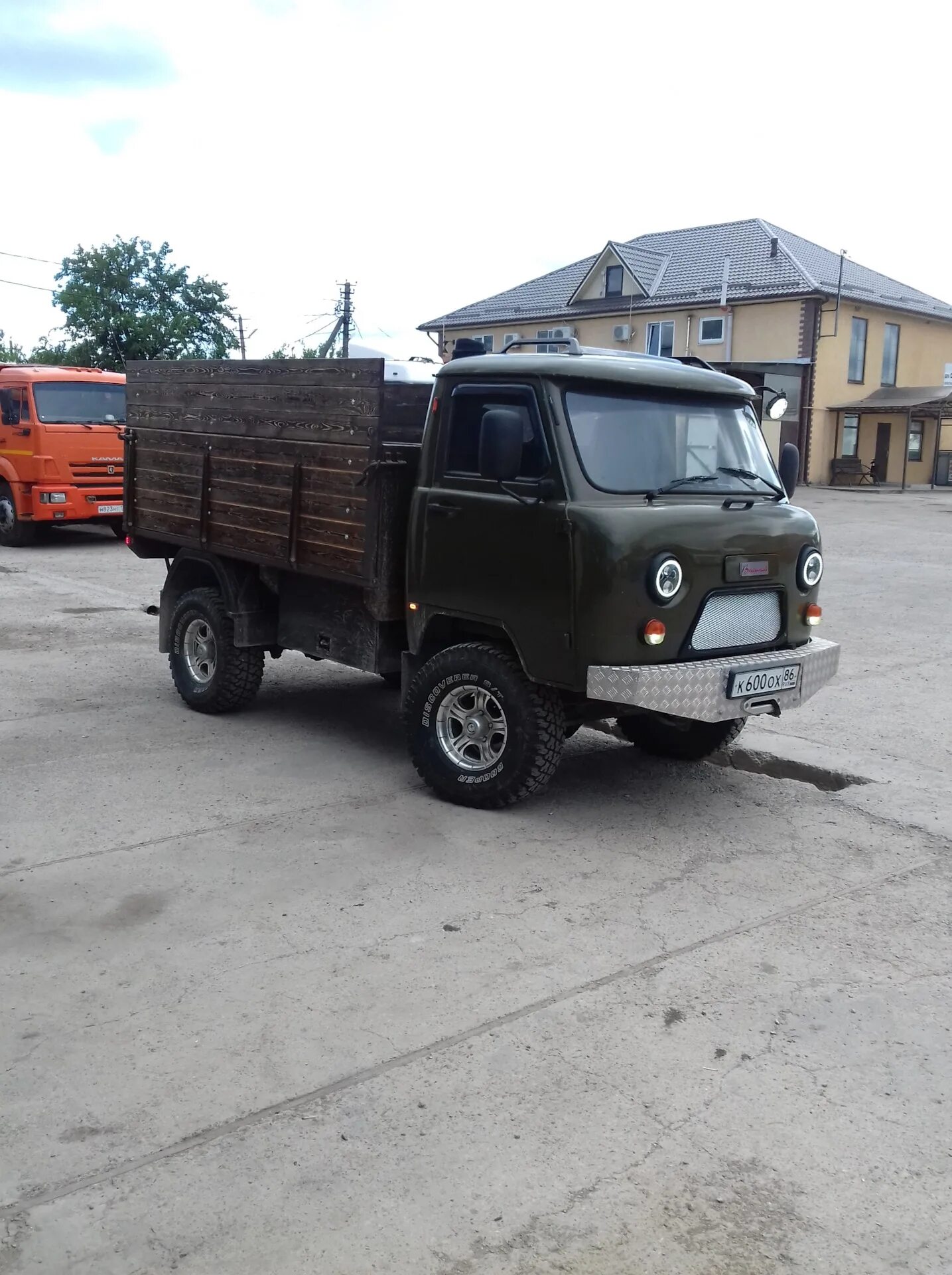 Уаз буханка вес автомобиля. Уаз 3303 габариты кузова. Уаз 3303 бортовой. Грузоподъемность уазика. Объем кузова уаз 3303 бортовой.