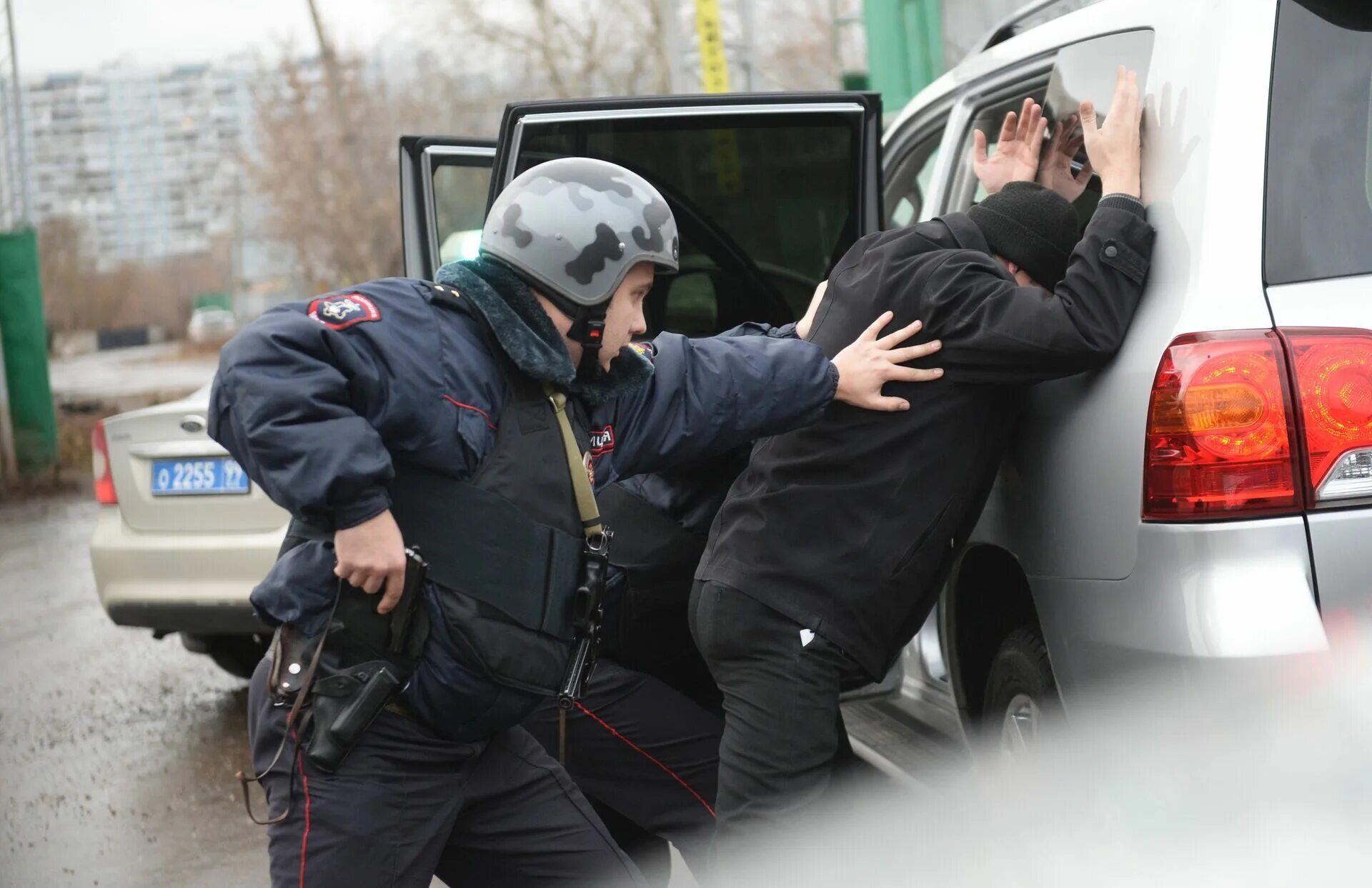 Арест ситуация. Полицейский с пористунрком. Полицейский задерживает преступника. Криминальная полиция.