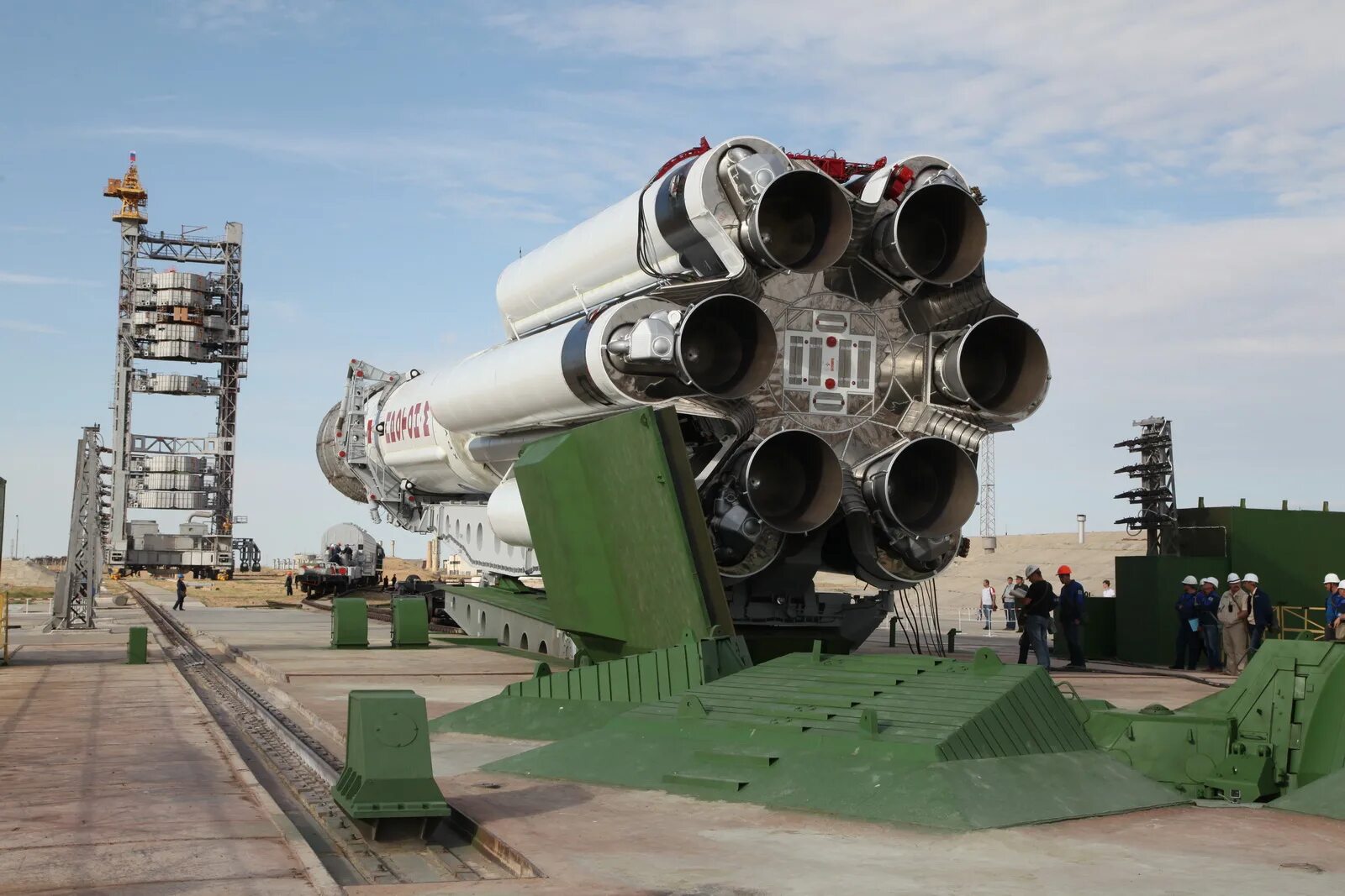 Ракета российского производства. Стартовый комплекс Протон. Стартовый комплекс ракеты Протон. Стартовый стол РН Протон. Байконур космодром ракета Ангара.