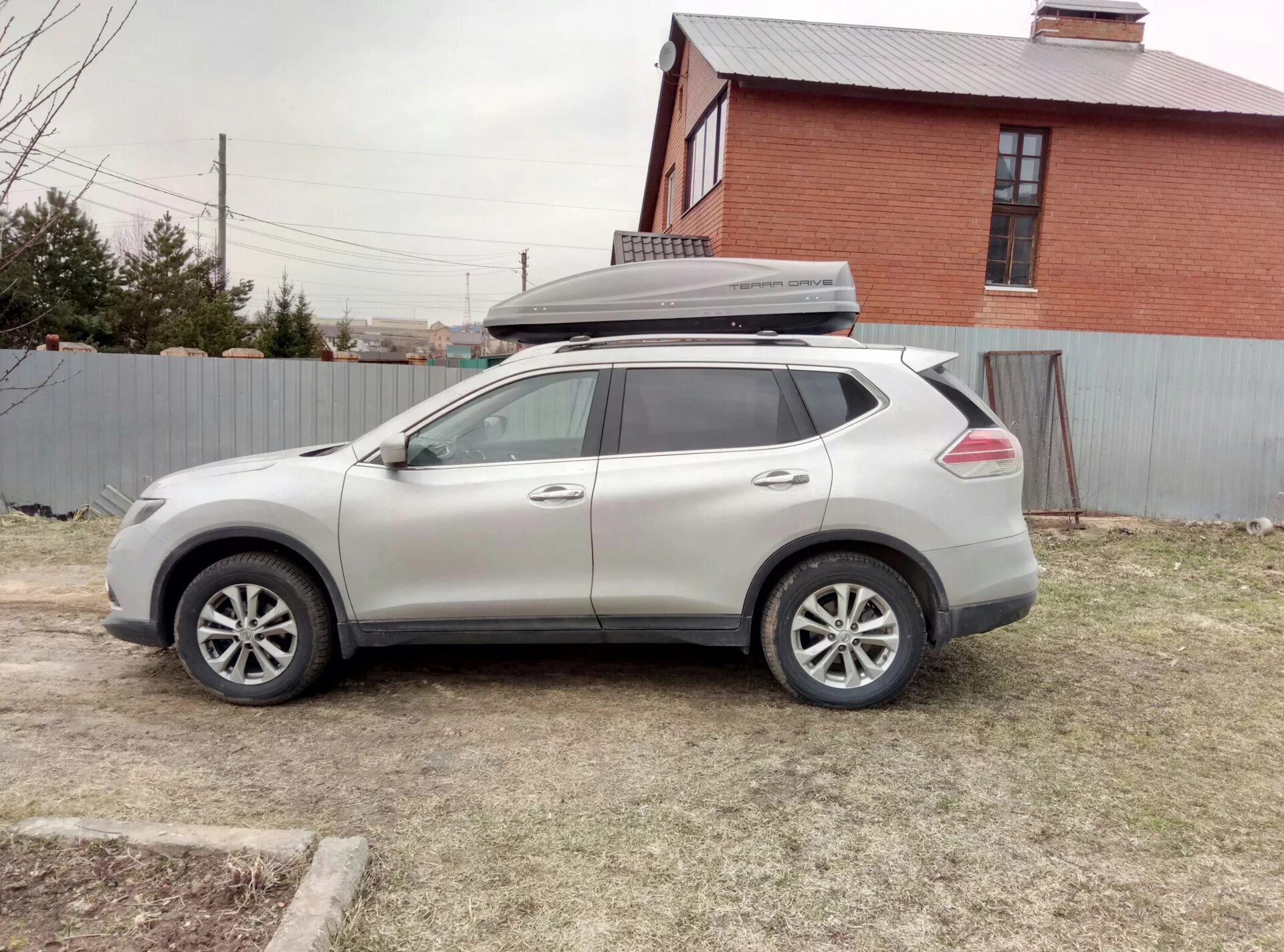 X trail t32 без рейлингов. Ниссан х трейл без рейлингов. Ниссан х трейл т32 оранжевый. Ниссан х трейл без рейлингов. Nissan x-trail белый.