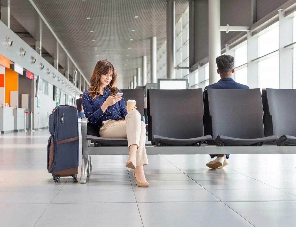 Чемодан в аэропорту. Утерянный багаж. Люди в аэропорту. Для того чтобы избежать в аэропорту. Люди с чемоданами в аэропорту.