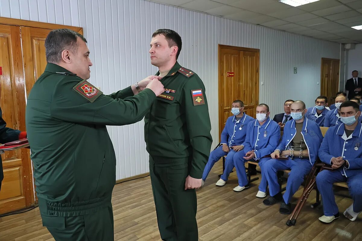 Награждение в госпитале. Награждение военнослужащих. Награждение военнослужащих государственными наградами в госпитале. Награждение солдат в госпитале. Екатеринбург военный госпиталь 354 ЦВО.