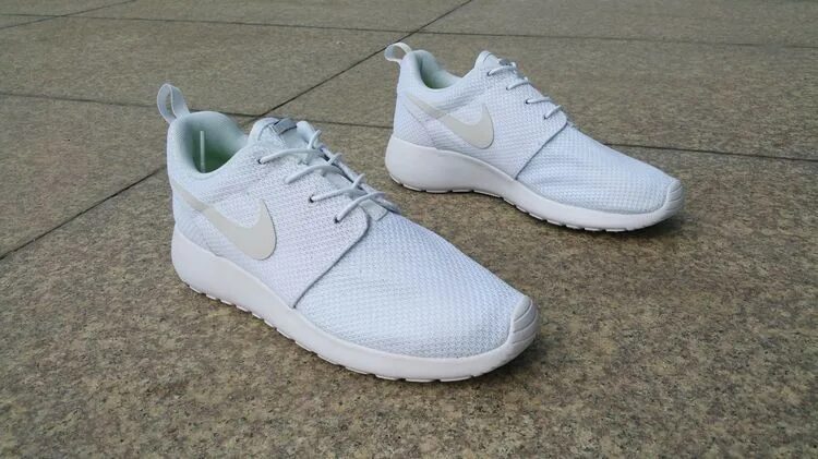 White run. Найк Роше РАН белые. Nike Roshe Run мужские белые. Nike Roshe Run ID Pure Platinum. Кроссовки найк Роше РАН женские белые.