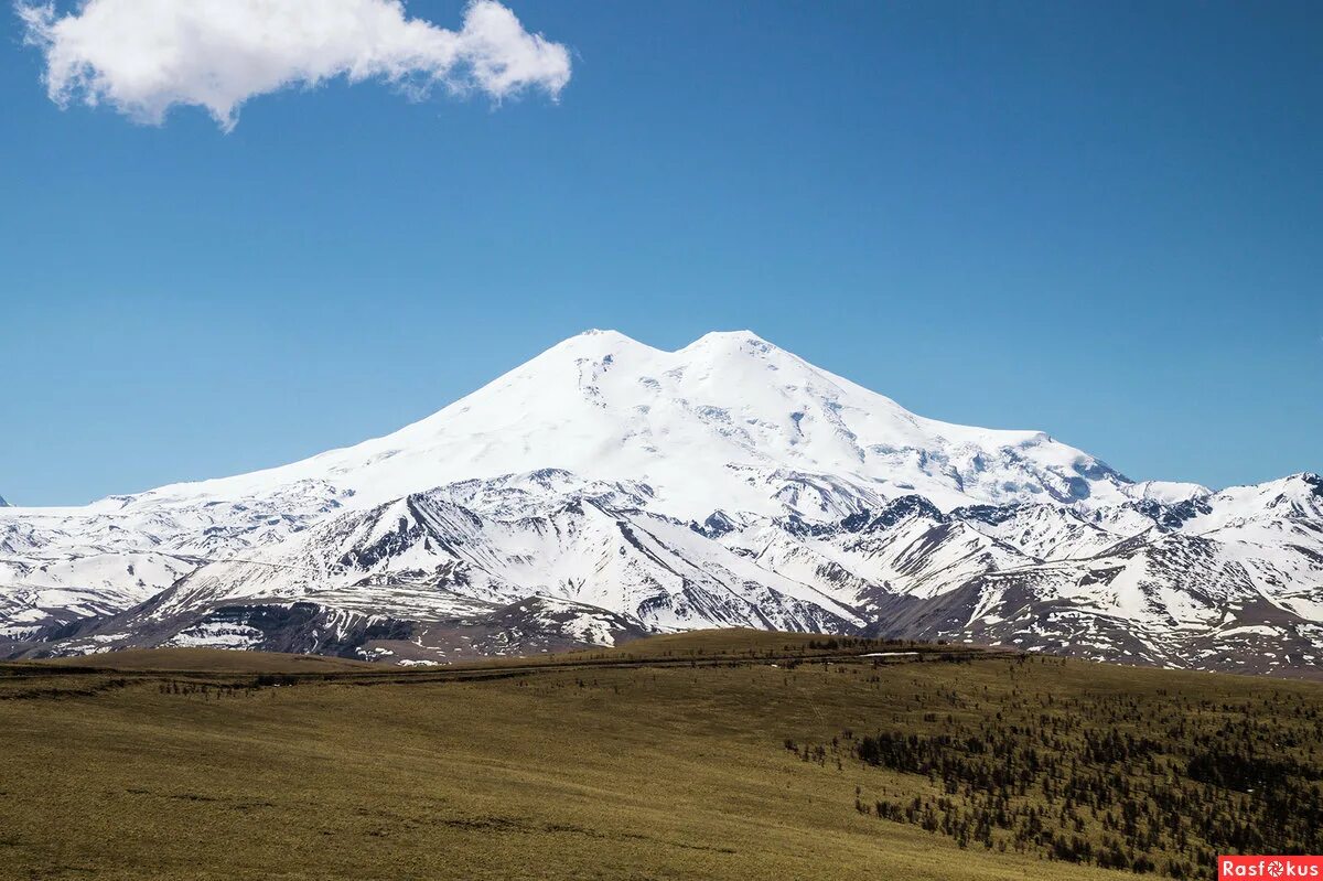Гора эльбрус самая высокая точка. Двуглавый Эльбрус. Гора Эльбрус. Гора Эльбрус (Кабардино-Балкария, Карачаево-Черкесия). Северный Кавказ Эльбрус.