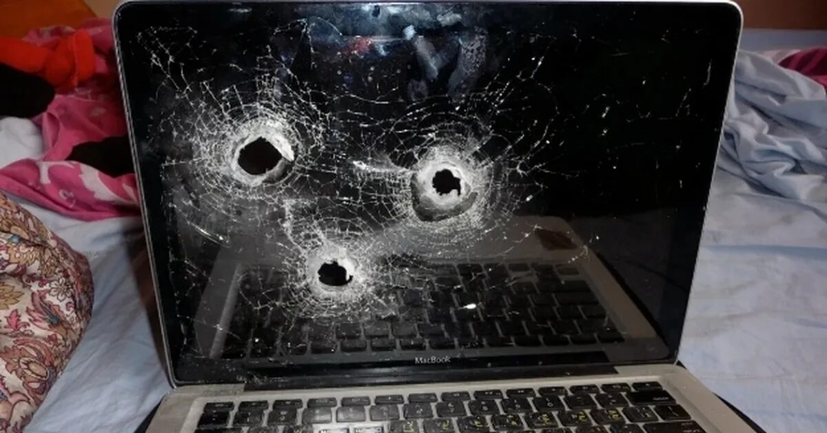Разбил пк. Разбитый ноутбук. Сломанный ноутбук. Разбитый монитор. Разбитый макбук.