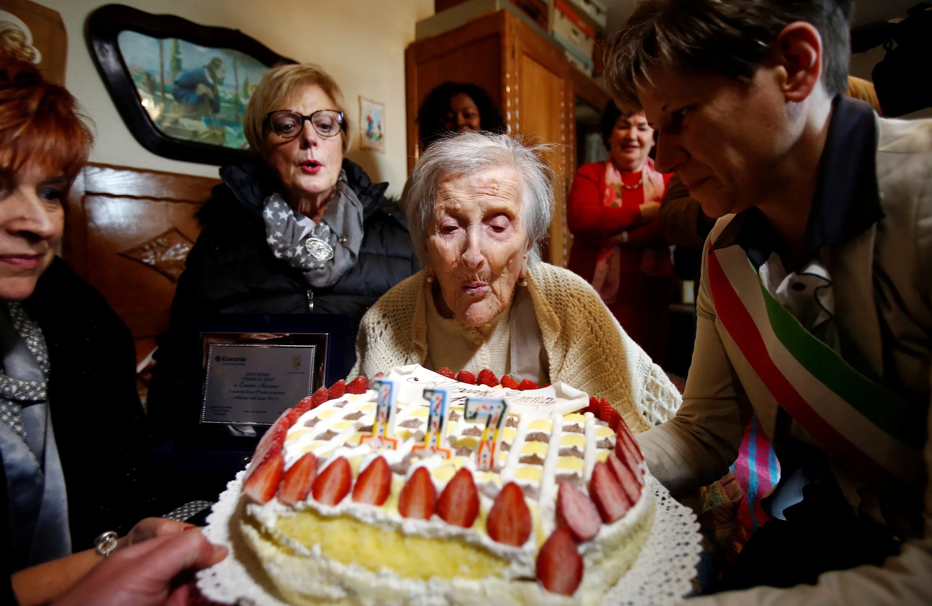 Человек проживший больше всех. Долгожители 100 лет. Пожилой итальянец.