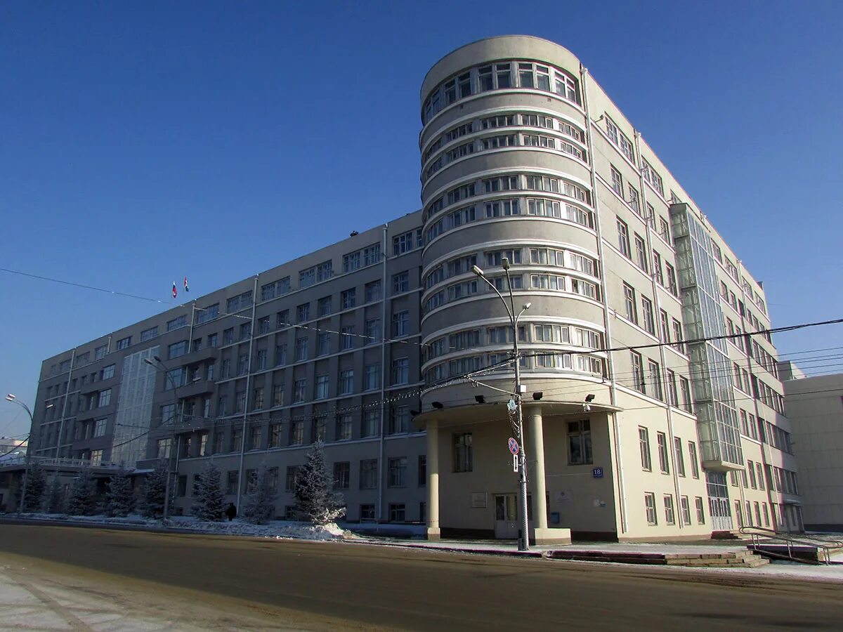Дом с часами на красном проспекте новосибирск. Дом с часами новосибирск. Дом с часами красный проспект 11. Конструктивизм новосибирск. Памятники конструктивизма новосибирск.