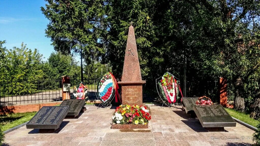 Москва михайловск. Братская могила в Москве. Братская могила советских летчиков город Кропоткин. Одинцовский район Аксиньино Братская могила. Мемориал Михайловск.