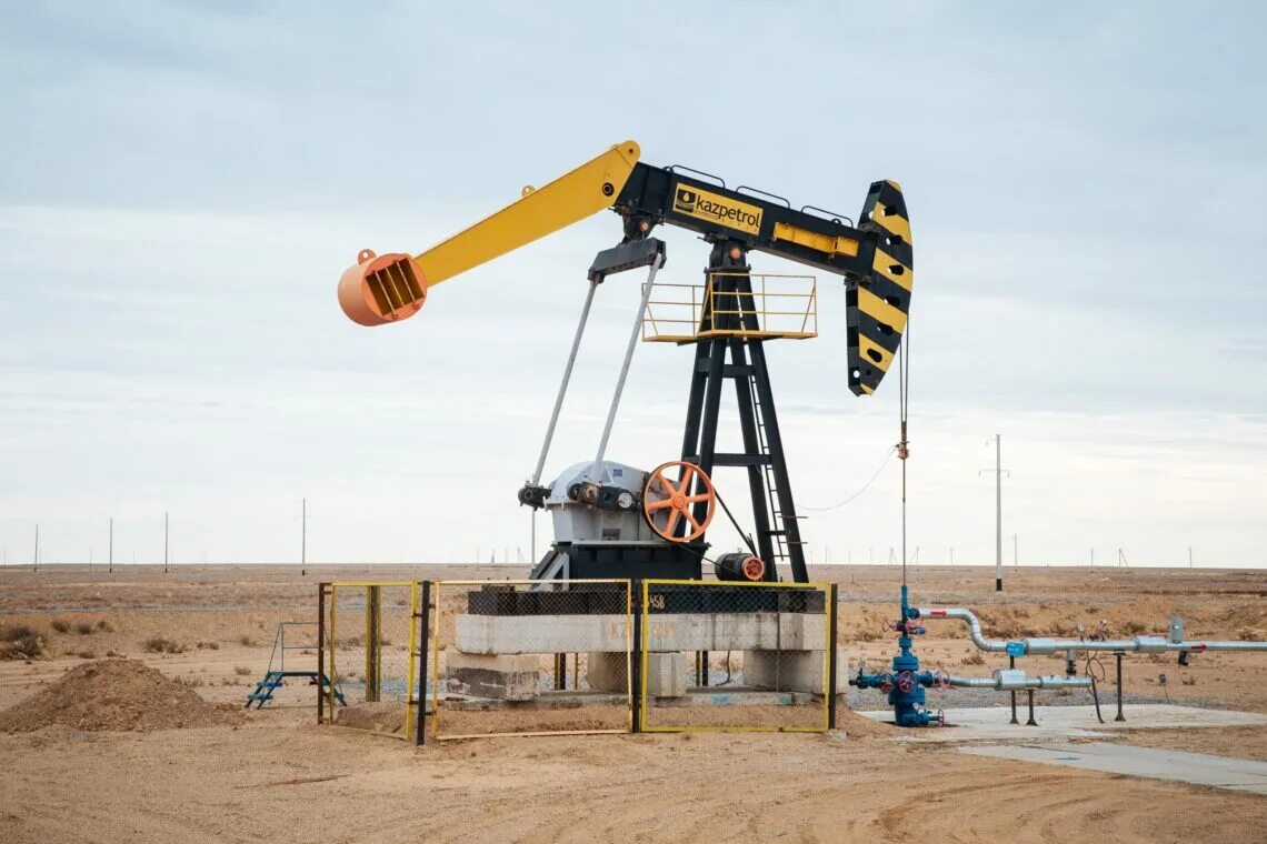 Казахстан нефть. Нефтяное месторождение. Нефтегазовая промышленность казахстана. Нефтяная промышленность казахстана. Нефтедобыча в казахстане.