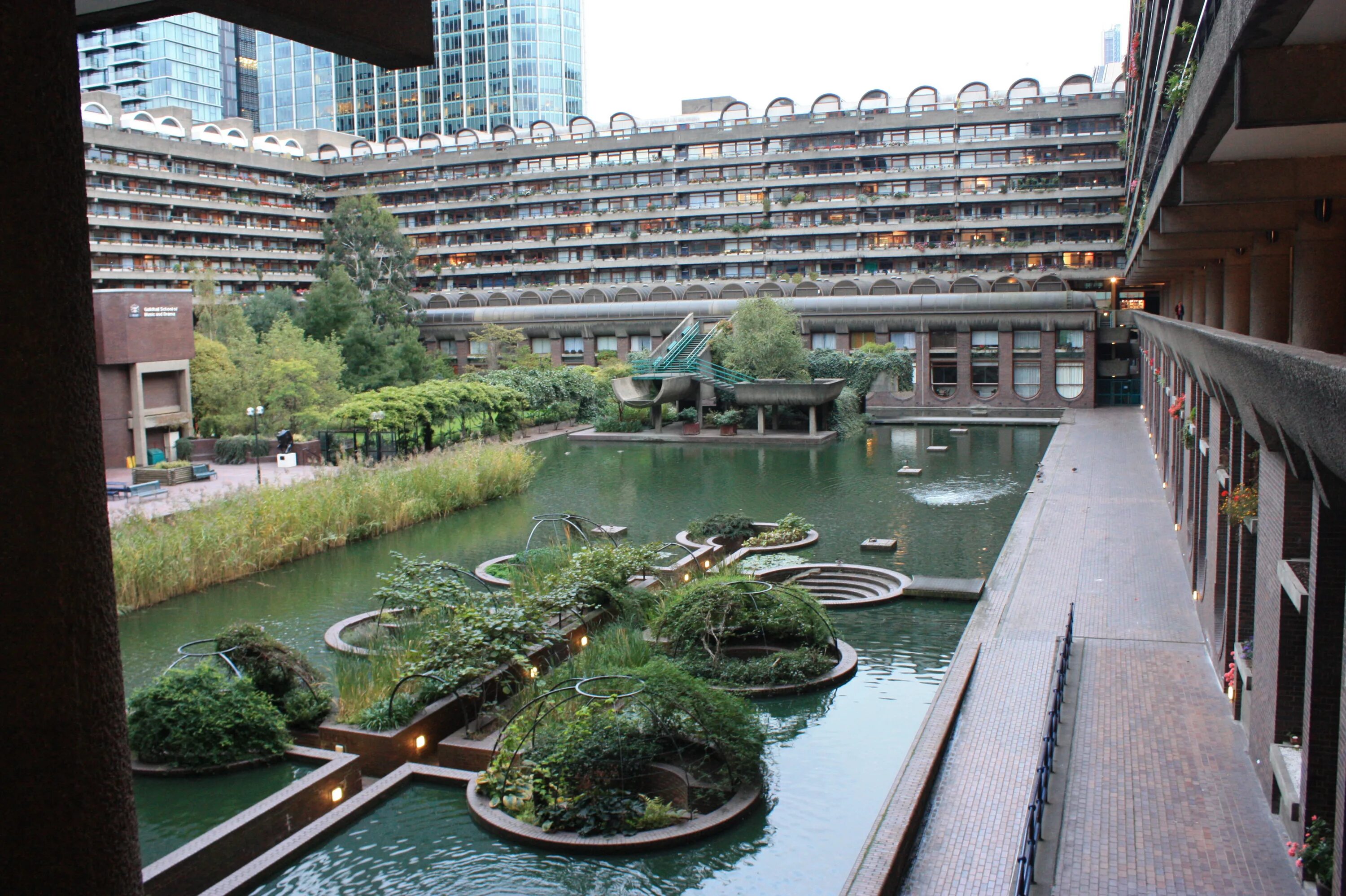 Барбикан 1 шт. Barbican перевод. New barbican hotel. Barbican estate план. Центр искусств барбикан.
