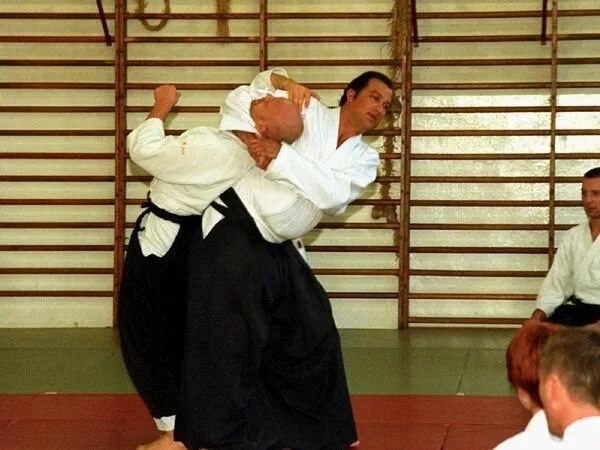 Актер мастер айкидо 5 букв. Актер мастер айкидо 5 букв. Стивен сигал джиу-джитсу. Стивен сигал каратэ. Кэнтаро сигал айкидо.