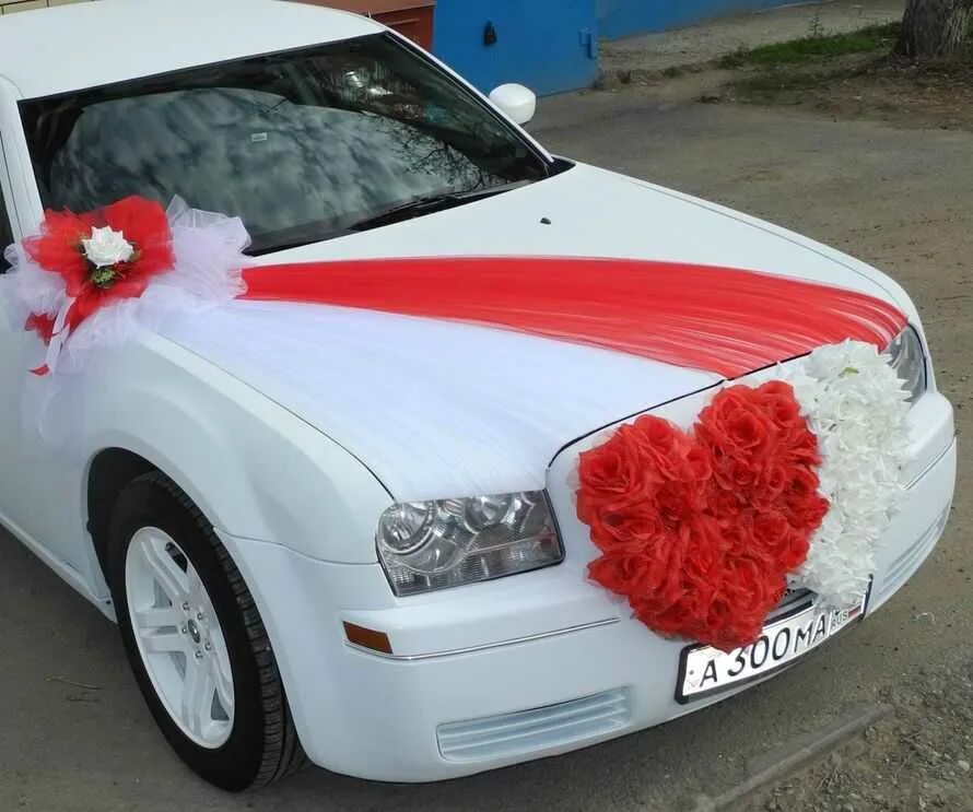 Украшение машины на свадьбу. Украсить свадебную машину. Свадебные украшения на машину своими руками. Украшение свадебных машин тканью.