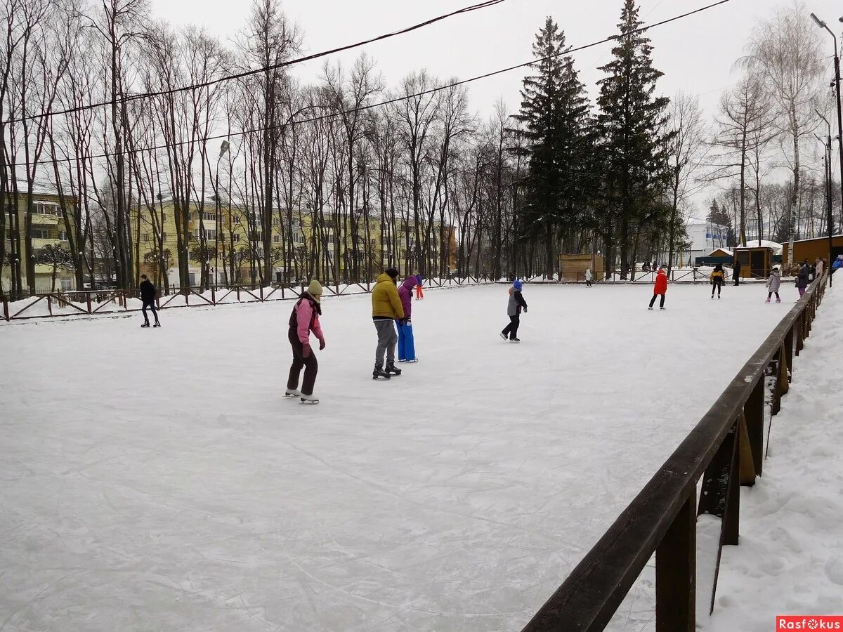 Есть ли каток в парке. Каток в Воронцовском парке. Парк усадьба воронцово каток. Каток усадебный в парке воронцово. Каток Live Воронцовский парк.