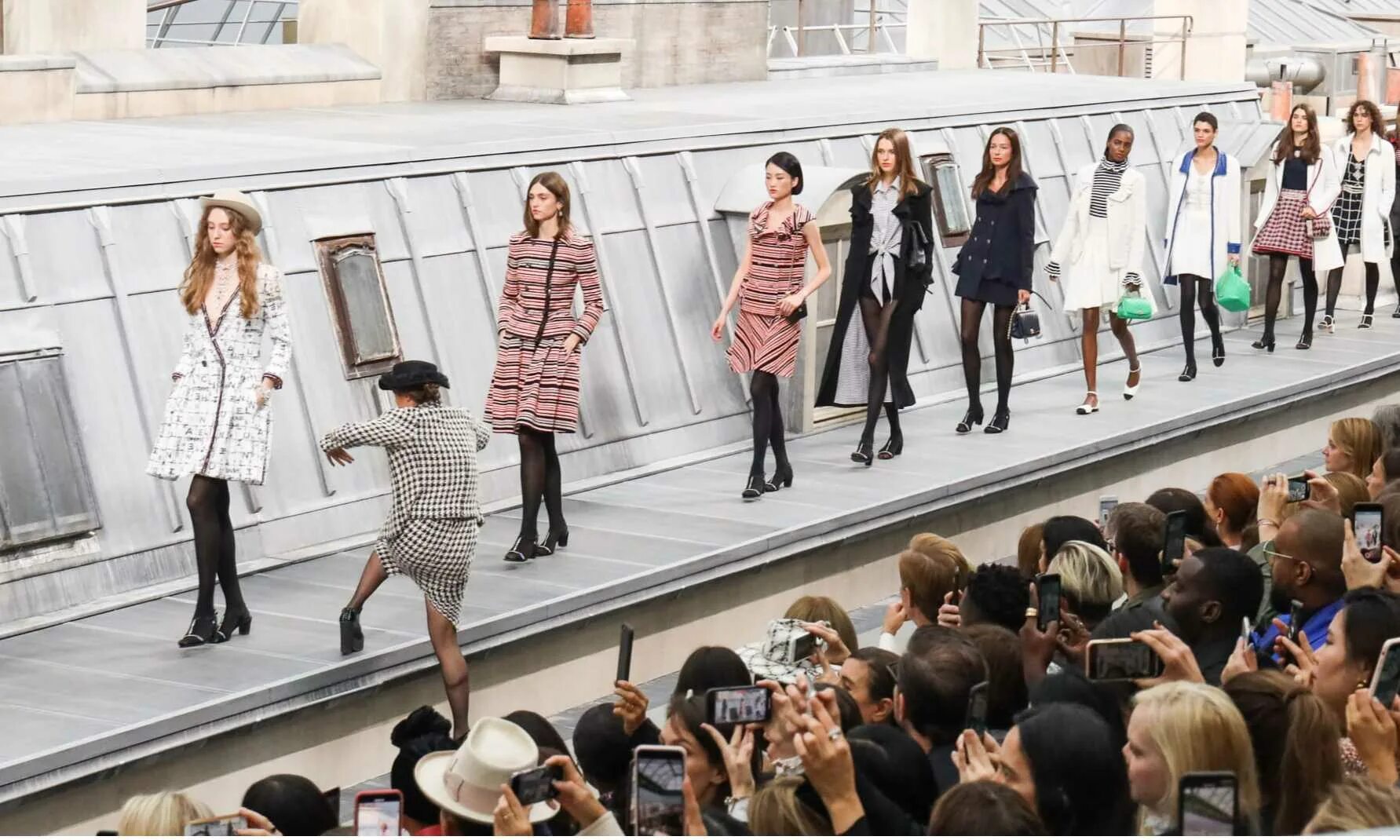 Обсуждение показов. Джиджи Хадид Шанель 2020. Мода Париж Catwalk. Chanel Catwalk. Ренессанс показ Шанель 2013.