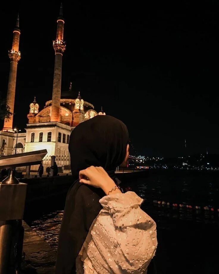 Мусульманка со спины. Девушка в мечети со спины. Мусульманка в Стамбуле. Девушка в хиджабе в мечети.