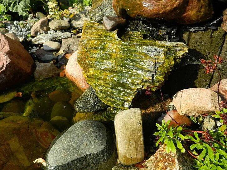 Песни камень и вода. Камни в воде. Камни под водой. Вода из камня. Камни для пруда.