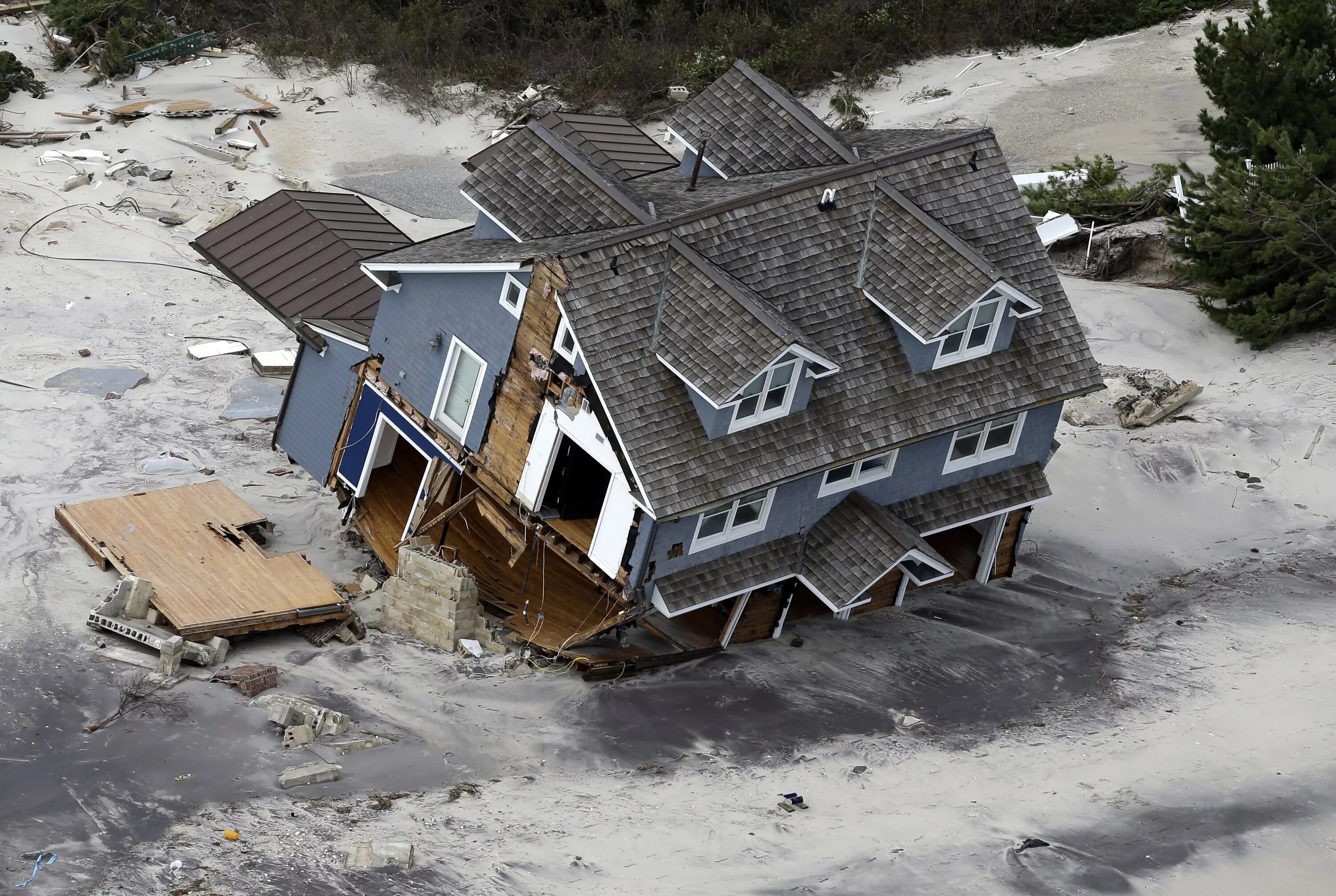 Два затопленных дома. Ураган Сэнди в США. США 2012 ураган Сэнди. Стихийные бедствия ураган. Тихийны ебедствия. Наводнения.