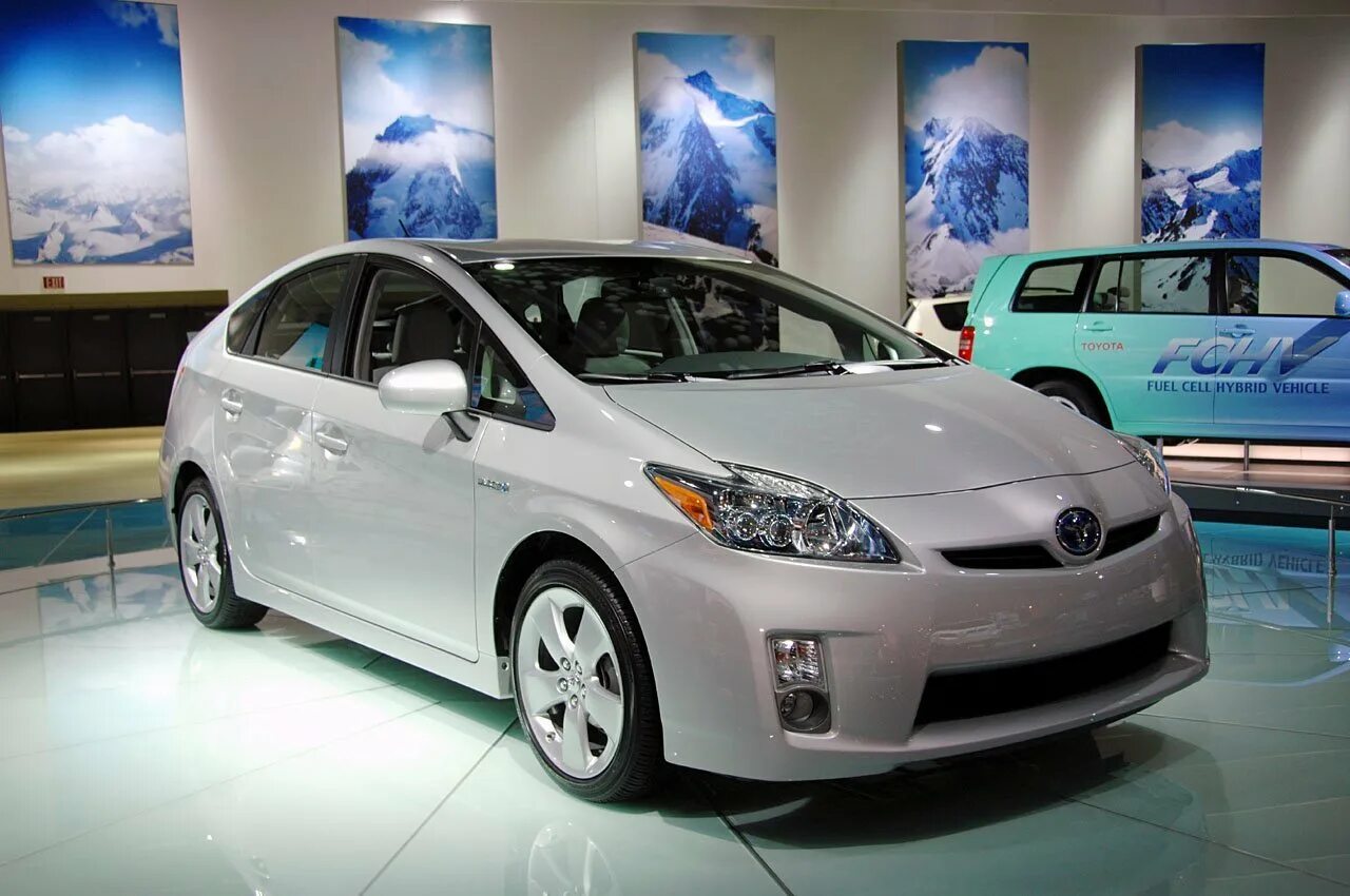 Toyota prius alpha. Toyota prius 3. Toyota prius 2016. Тойота приус 2013. Toyota prius hybrid 2012.