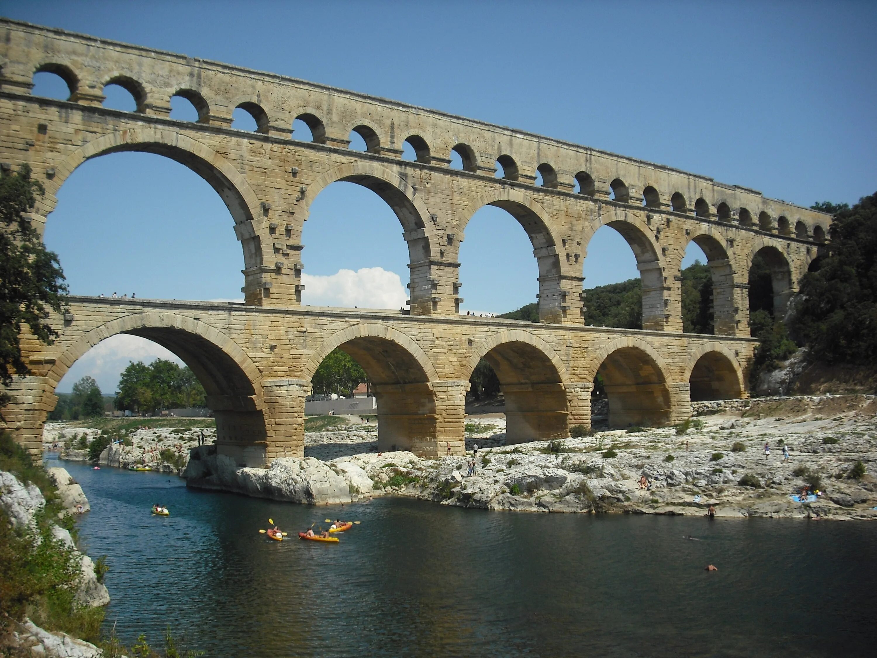 Древнейший в риме мост. Акведук Пон-дю-гар. Виадук древний Рим. Рим архитектура мост акведук. Акведуки в древнем Риме.