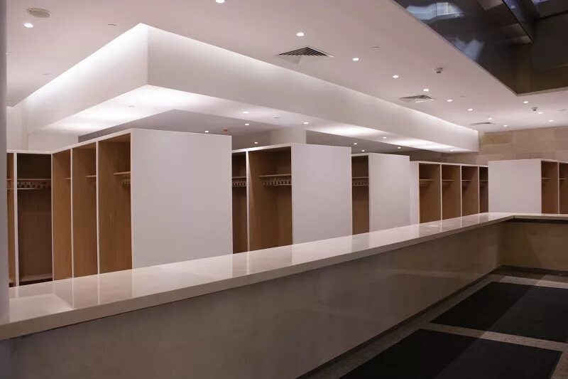 современные гардеробные в общественных местах. гардероб в учреждении. гардеробная стойка. электротеатр «станиславский wowhaus. гардероб в общественных местах.