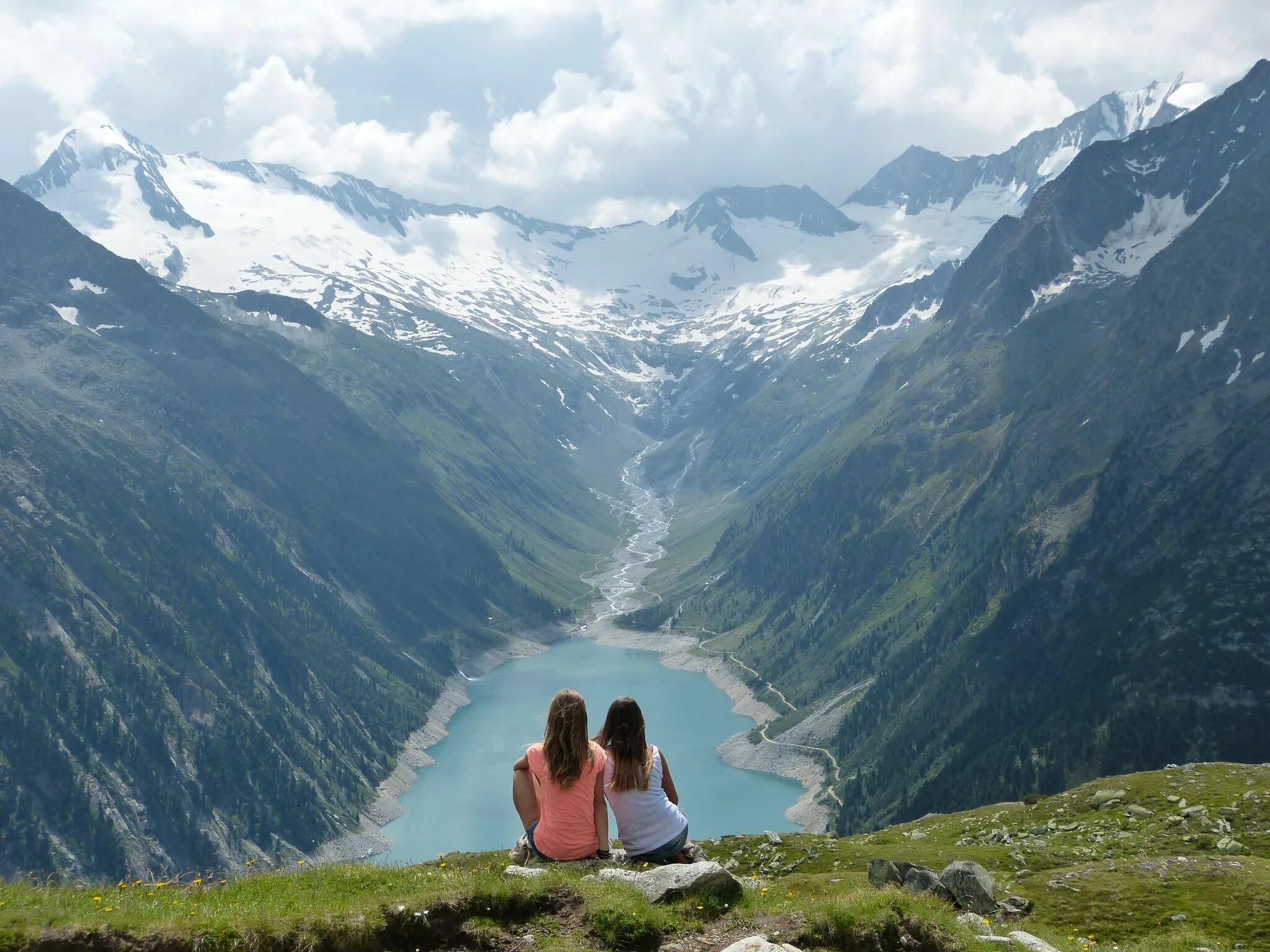 The view is beautiful. Озеро Шлегайс Австрия. Озеро Элизабет Австрия. Долина Циллерталь озеро. Красивые горы.