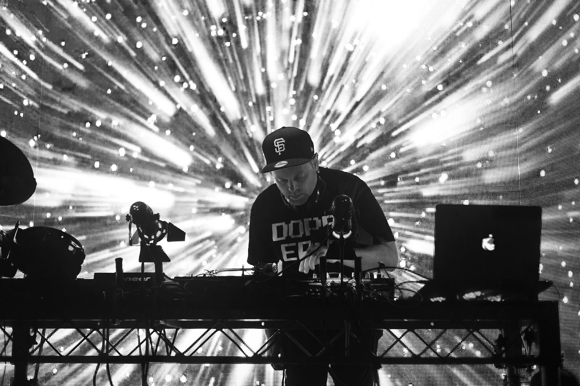 Unkle and DJ Shadow. DJ Shadow "Endtroducing". DJ Shadow фото. Фотография тени диджеев. Slide sonoridade melódica dj shadow zn slowed
