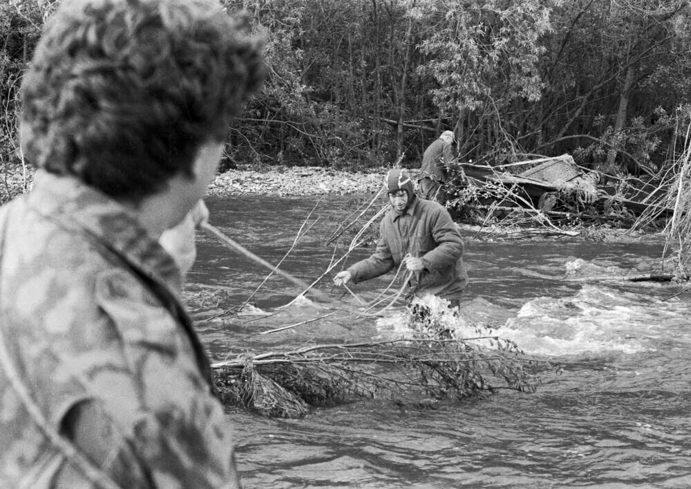 Николаева судьба река. Прорыв плотины Киселевского водохранилища. Прорыв плотины в Серове в 1993. Потоп в Серове 1993. Наводнение в Серове 1993.