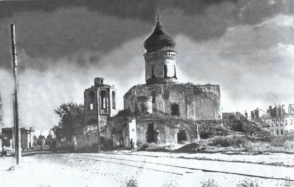 Захват пскова. Разрушенный Псков Церковь 1941. Псков в Великую отечественную войну. Руины церкви Псков. Разрушенные храмы в Пскове.