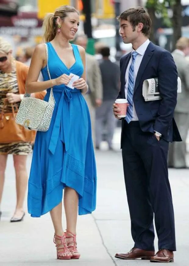 Мужчина и женщина одежда. Мужчина одевает пальто женщине. Образ на свидание. Одежда для свидания с мужчиной. Йоханнес хьюбл стиль.