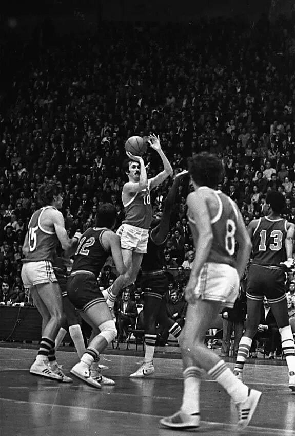 подбрасывание мяча одной рукой. приседание с набивным мячом в руках. приседания с мячом в руках. бросок вверх. бросок вверх.