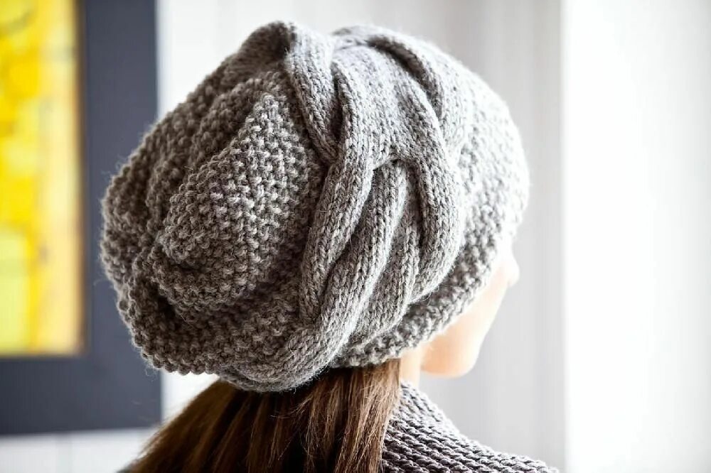 Hats knitting. Шапка бини Мешковатая. Шапка бини поперек косами. Необычные шапки спицами женские. Объемная шапка спицами.