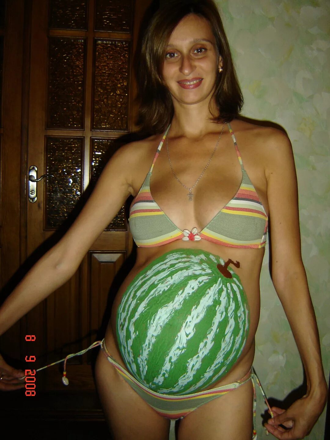 Беременная фотосессия с арбузом. Животик арбуз. Пуз арбуз. Арбуз на животе беременной. Животик арбуз.