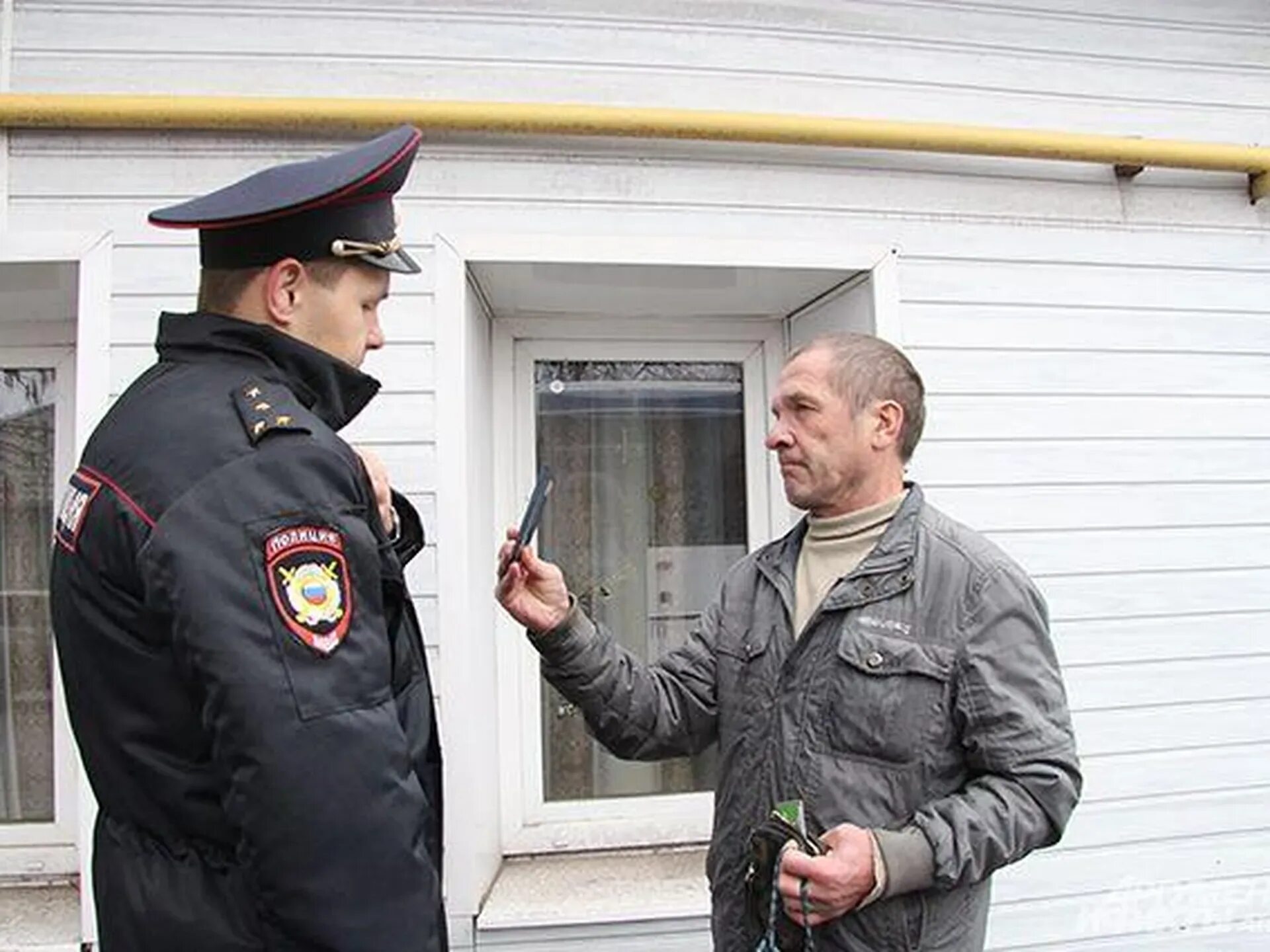 Полицейский проверяет. Полиция проверяет документы. Полиция проверяет документы на улице. Полицейский подходит. Полицейские проверяют телефоны