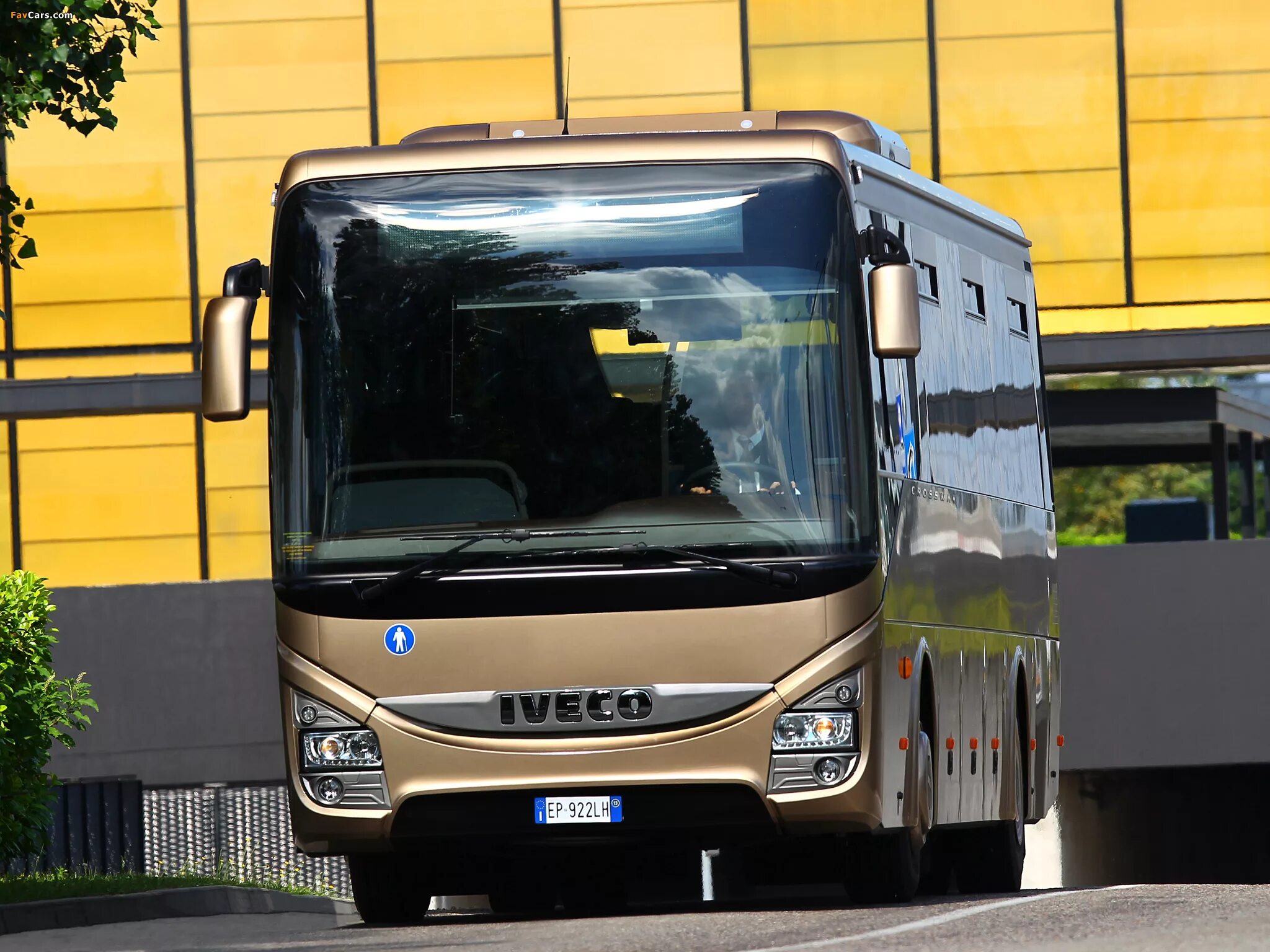 Купить автобус ивеко. Iveco Crossway line. Iveco Crossway автобус. Ивеко кроссвей автобус Сургутнефтегаз. Междугородний автобус Ивеко.