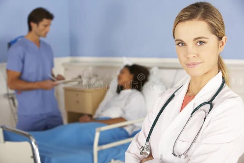 Врачи работающие в стационаре. Женщина врач в поликлинике. Женщина-доктор в больнице. Женщина врач в больнице. Женщина около больницы.