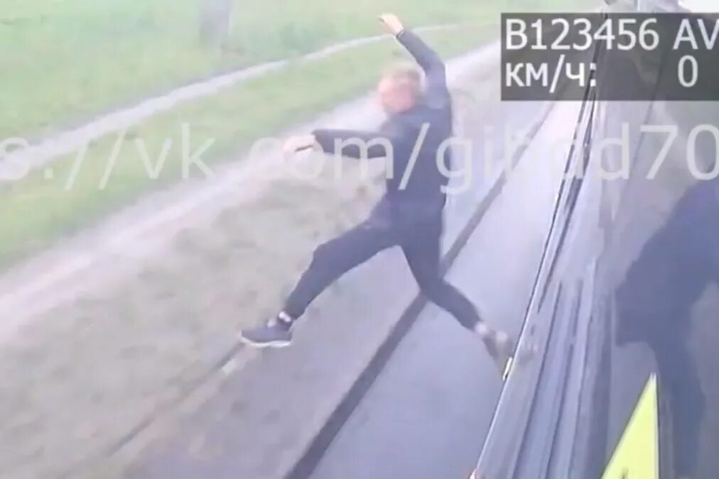 пассажир вышел на ходу. девушка выпадает из машины. девушка вывалилась из машины. выпрыгивает из машины на ходу. пассажир вышел на ходу.