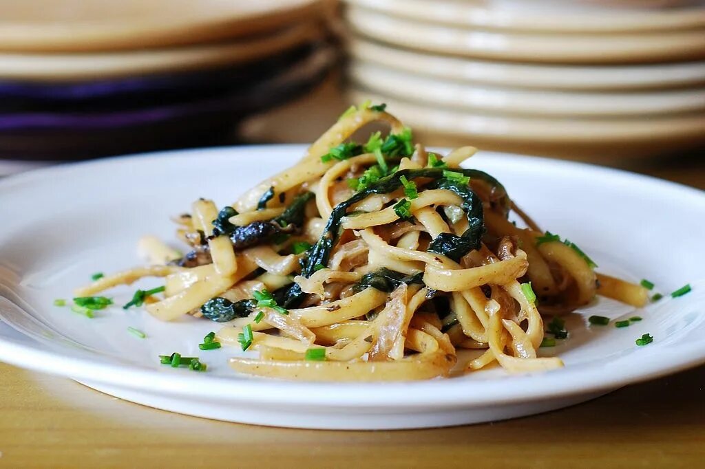 Грибной соус и карамелизованный лук. Tasty dishes. Pasta with Mushrooms картинка для детей. Pasta with Spinach in Cream Sauce.