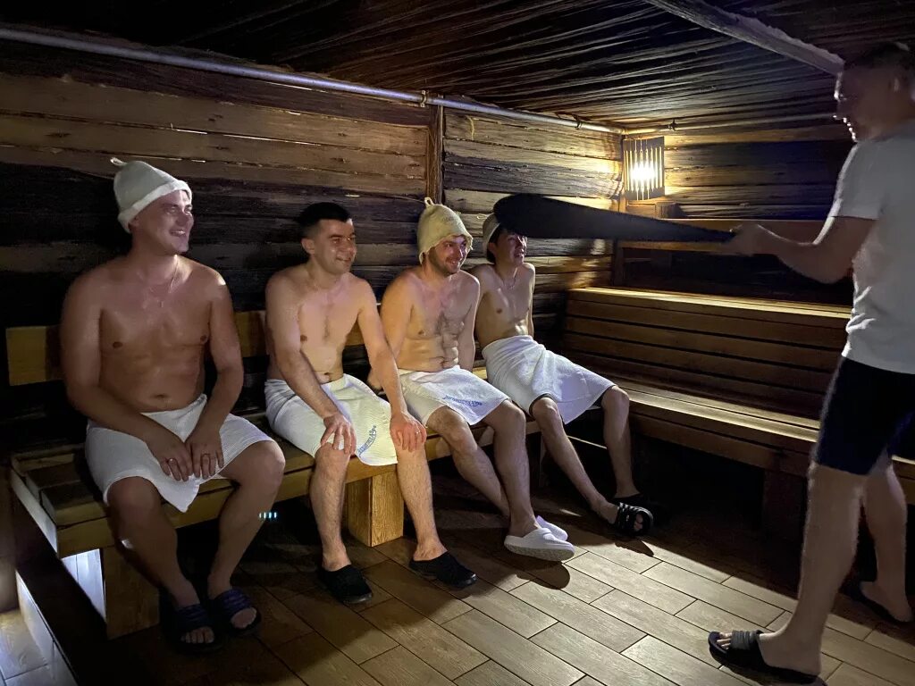 Бани моются мужчины и женщины. Женская баня в Германии. Пацаны в бане.