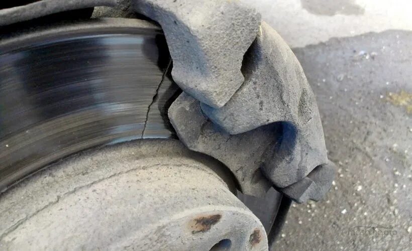 Тормозной диск новый и изношенный. Фрикционный износ тормозного диска. Изношенный тормозной диск. Износ тормозных дисков актрос. Износ тормозного диска.