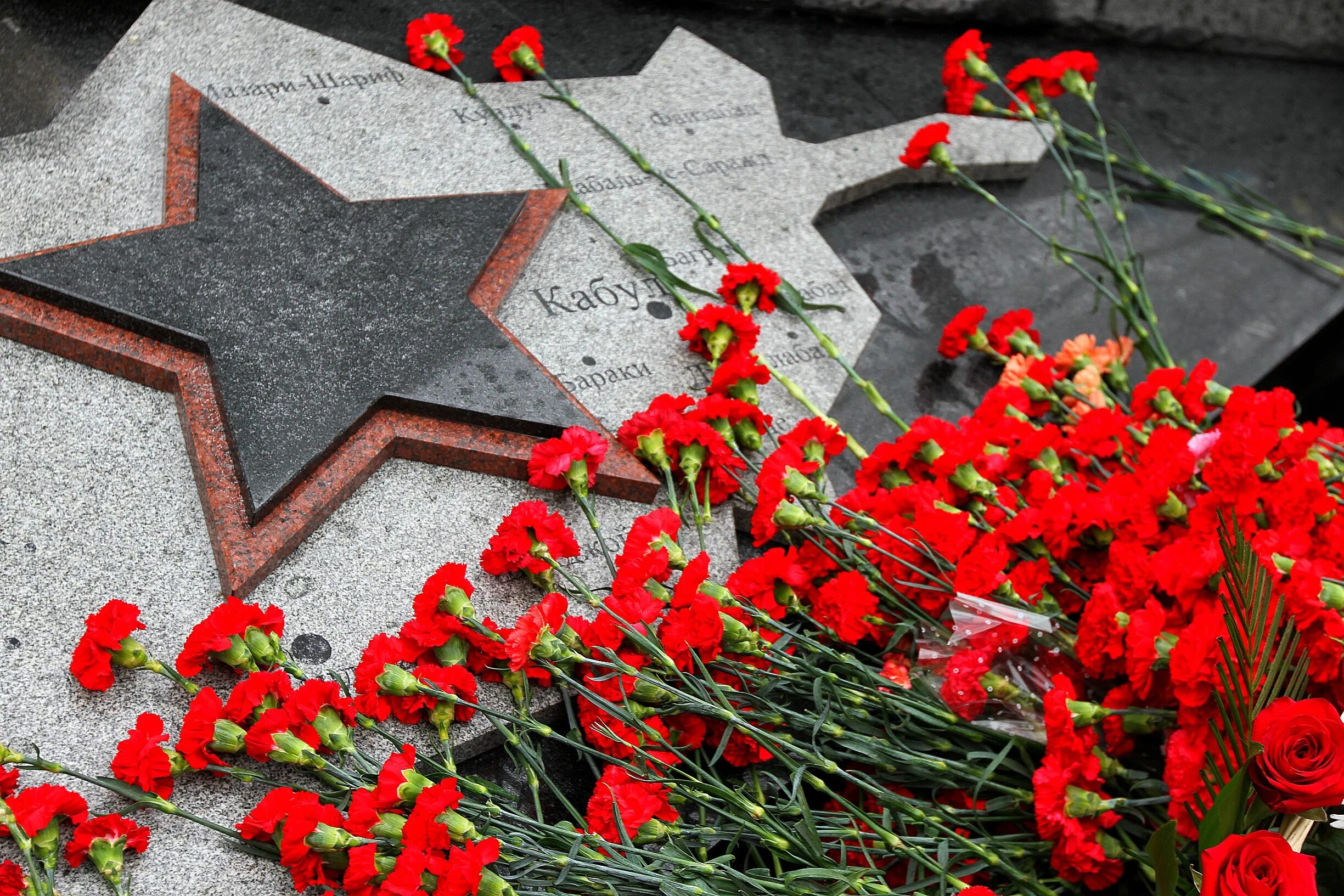 День памяти воинов-интернационалистов памятник. Памяти павших воинов афганцев. Мемориальный комплекс памяти воинов, погибших в Афганистане и Чечне. Воины интернационалисты Афганистана 1989.