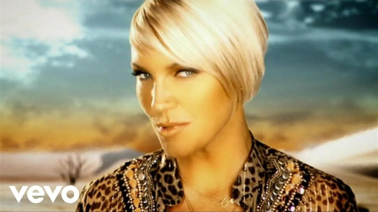 Автомобиль из клипа вояж-вояж kate ryan. Kate ryan 2022. Ryan voyage. Kate ryan. Ryan voyage.