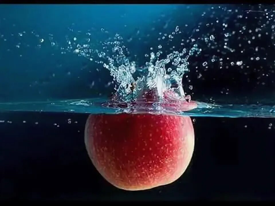 Падение предмета в воду. Падение предмета в воду. Предмет падает в воду. Теннисный мяч в воде. Предмет падает в воду.