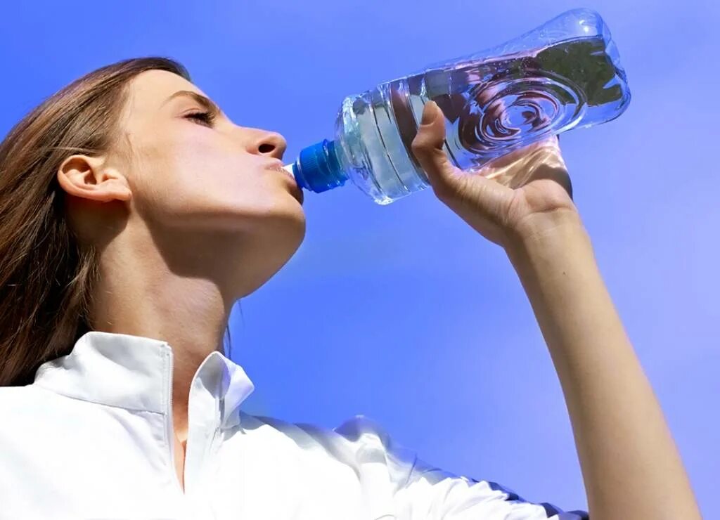 Почему нельзя пить воду после тренировки. Польза воды во время тренировки. Пить воду увлажнитель. 3д человек пьет воду. Водная интоксикация у спортсменов.