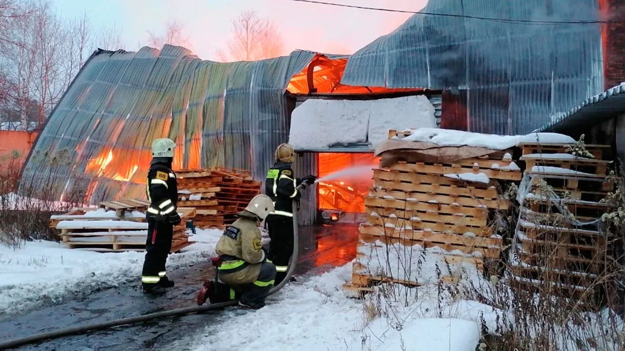 Пожар в Подмосковье сейчас на мебельной фабрике. Пожар в Московской области деревообрабатывающего завода. Пожар в Бронницах 17.10.11. Пожар в московской области крокус