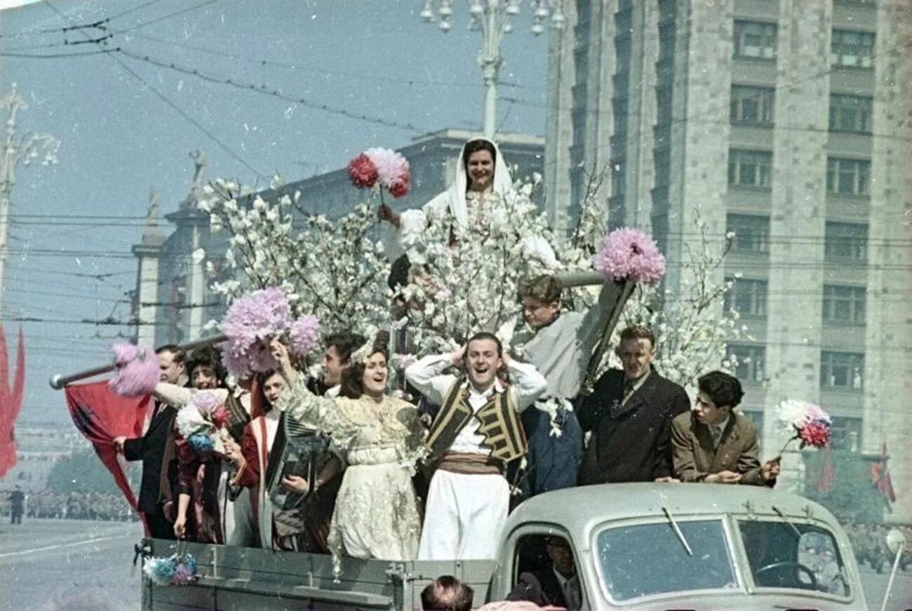 1 мая союз. Первое мая СССР. С 1 мая советские. Первомайская демонстрация в СССР. Парад 1 мая СССР.